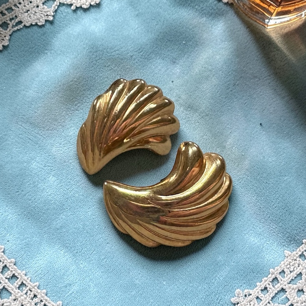 Vintage Sarah Coventry Gold Tone Feather Brite Pierced Stud Earrings